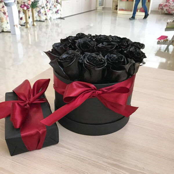 черные розы в коробке